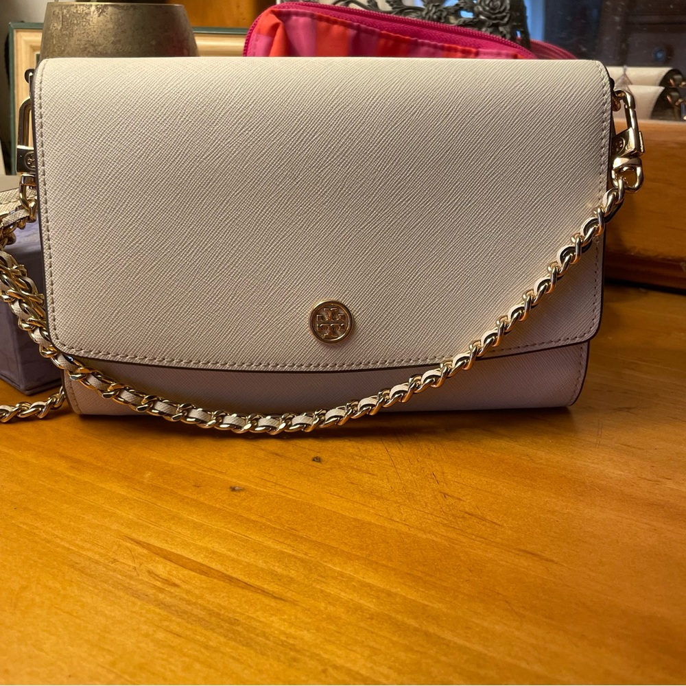 Tory Burch Robinson Crossbody Wallet Cream Saffiano Leather
Gold-Tone Hardware